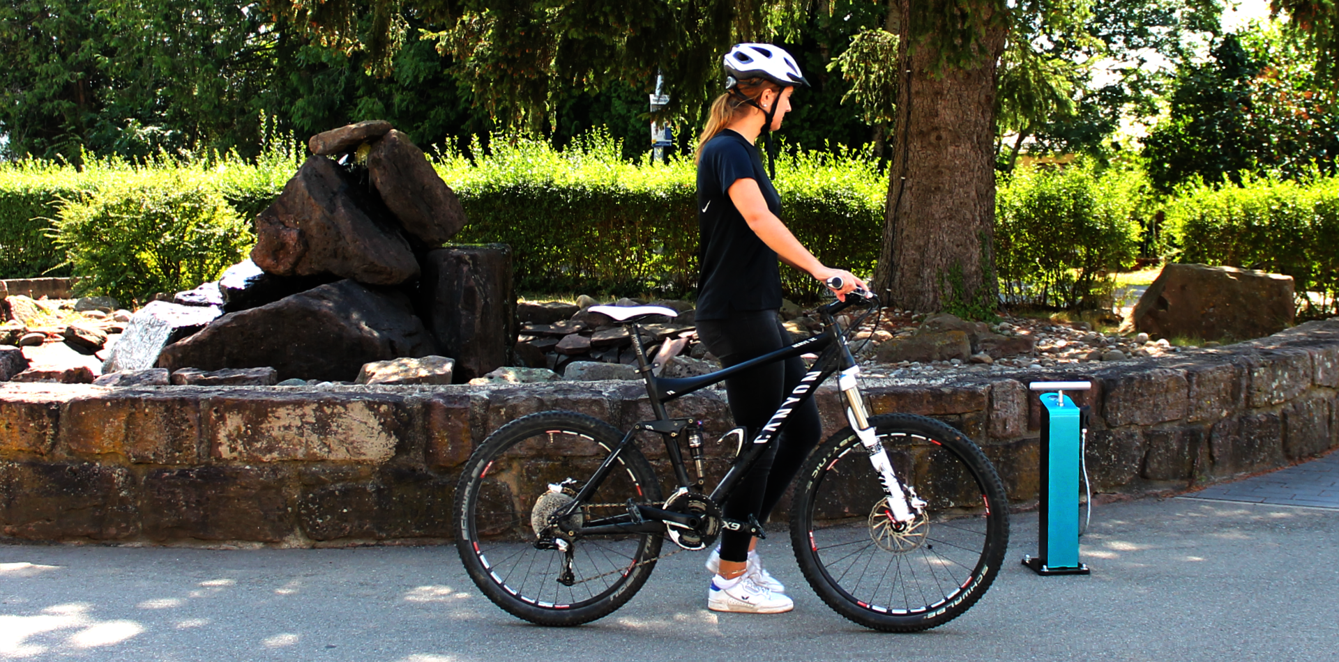 Mountainbikester bij openbare fietspomp – Gratis banden oppompen en fietsonderhoud voor recreatieve fietsers