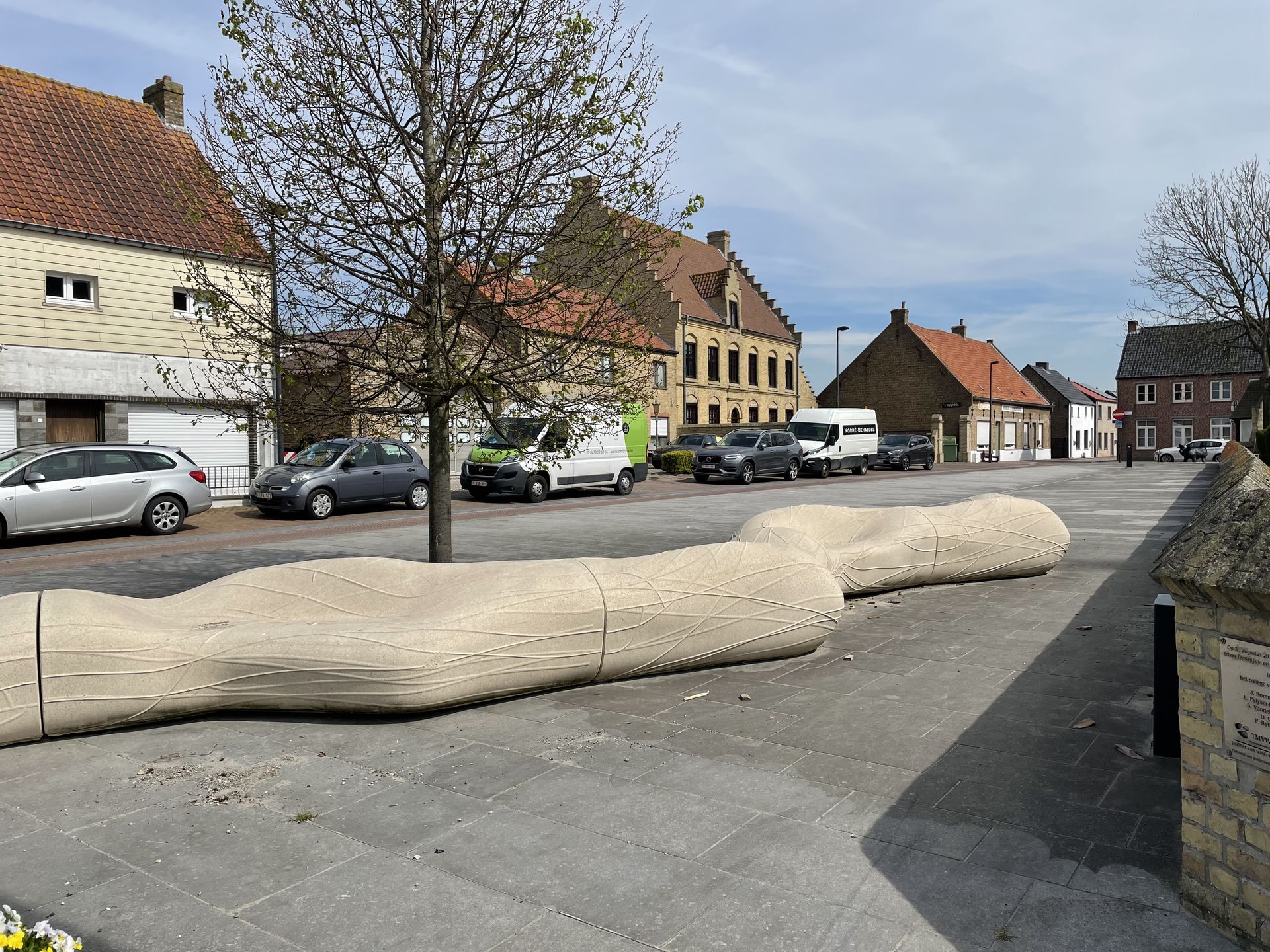 In Middelkerke werd er gekozen voor de Xurret elementen uit de collectie van Escofet 1886 om deze dorpskern te verfaaien met organische vormen. Dit modulair element is een echte aandachtstrekker die de voorbijgangers toch wel even doet opkijken maar tevens uitnodigt om even tot rust te komen.