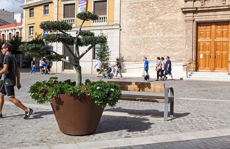 Escofet Dama plantenbak Duurzame cortenstalen plantenbak met grote capaciteit, geschikt voor historische stadspleinen en openbare ruimtes