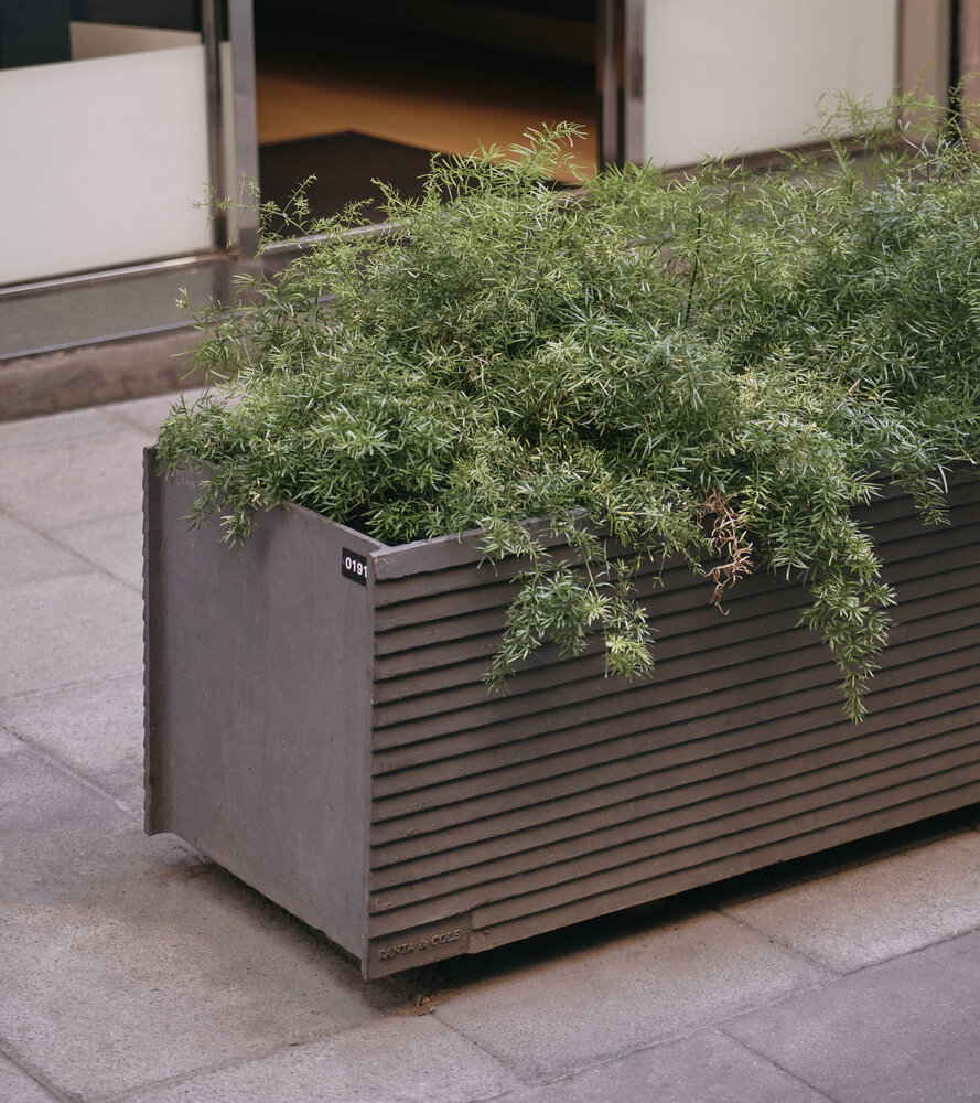 Urbidermis Tram plantenbak Moderne plantenbak van gietijzer uit de collectie van Urbidermis by Santa & Cole, perfect voor trottoirs en recreatiegebieden.
