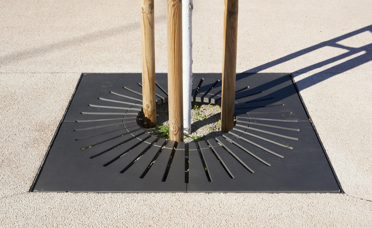 Boomrooster Alta van Larus Design Boomkader en rooster met houten stambeveiliging in stedelijk park, bevordert gezonde boomgroei.