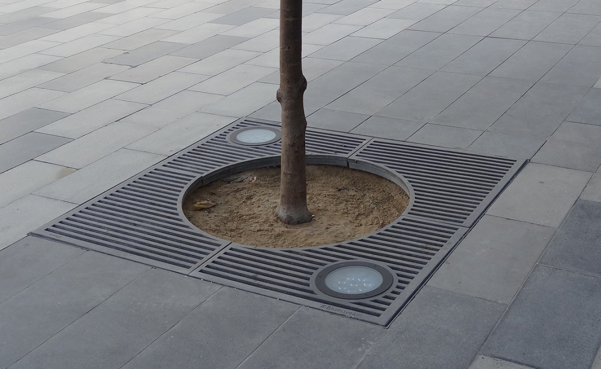 Boomrooster Horizont van Larus Design Boomrooster met geïntegreerde verlichting, ontworpen voor stedelijke pleinen, beschermt wortels en biedt esthetiek.