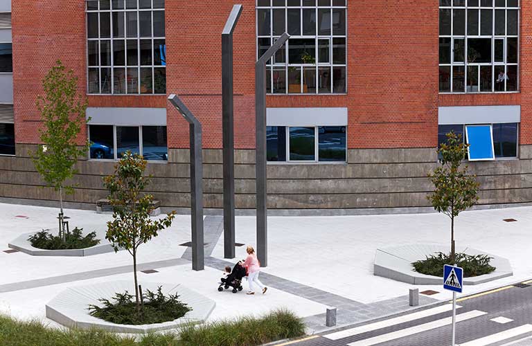 Otto Boombank van Escofet 1886 by Molins Moderne stadsinrichting met boomroosters en zitelementen voor een duurzame leefomgeving