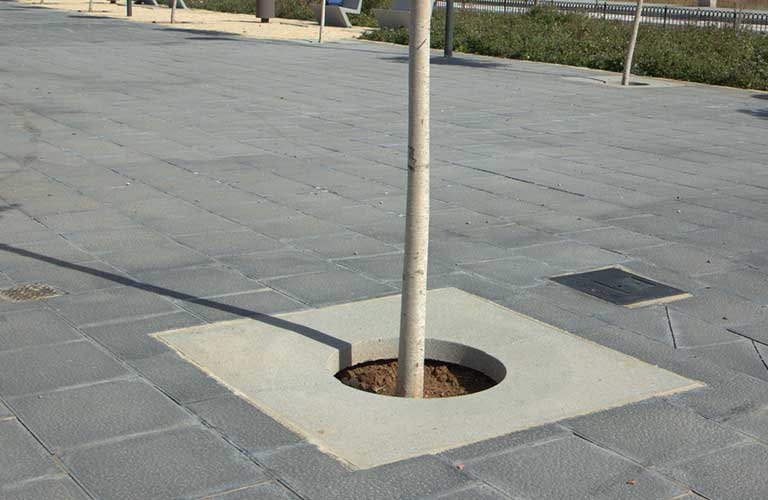 Icaria Boomkader van Escofet 1886 by Molins Vierkant betonnen boomrooster voor minimale onderhoudsinspanningen en stedelijke duurzaamheid