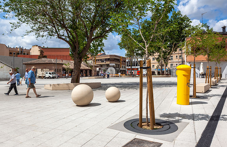 Boomrooster Carmel van Escofet 1886 by Molins Stedelijke pleininrichting met boombescherming, zitelementen en natuurlijke integratie