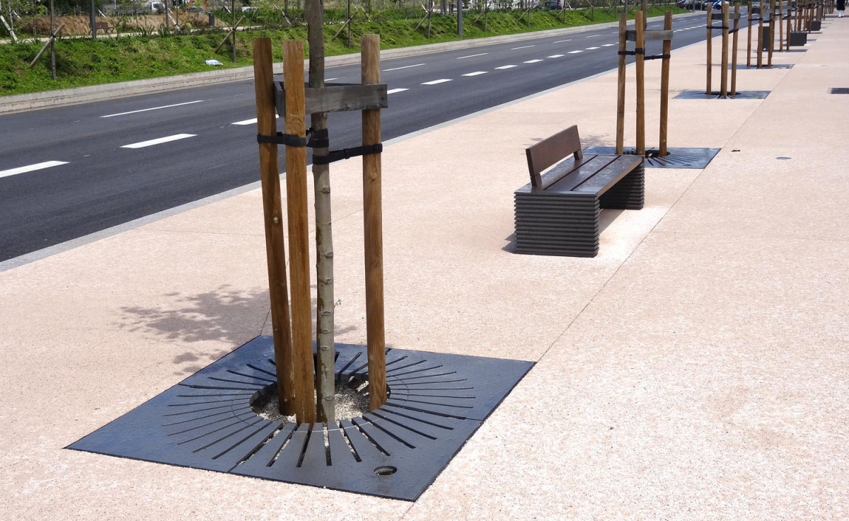 Boomrooster met geïntegreerde bescherming en bank voor gebruik in stedelijke zones