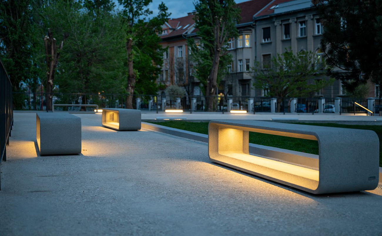 Escofet Mom verlichte zitbanken Verlichte zitbanken in een modern stadspark, verhogen veiligheid en toegankelijkheid voor bezoekers in de avonduren.