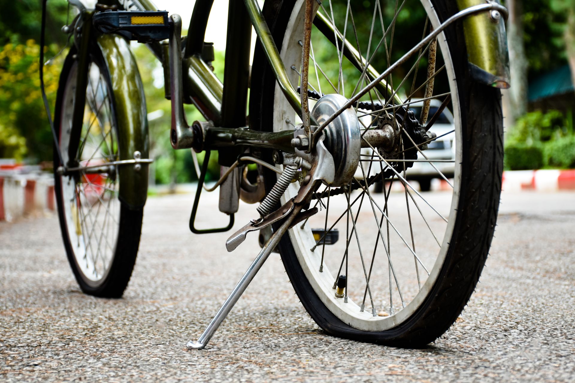 Fiets met platte band in openbare ruimte – Noodzaak van openbare fietsreparatiepunten voor snelle bandenherstelling