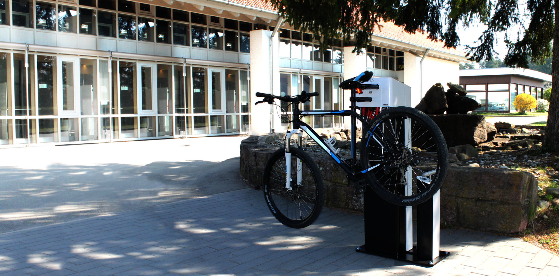 Levelo fietsreparatiestation met mountainbike – Openbare fietshersteloplossing voor universiteiten en bedrijventerreinen
