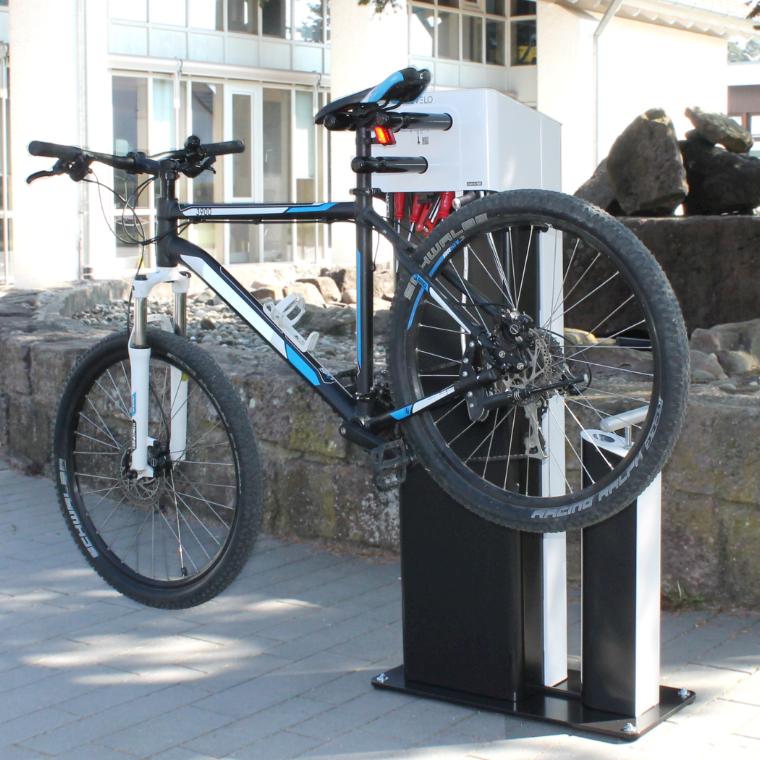 Mountainbike opgehangen aan Levelo fietsreparatiestation – Openbaar herstelpunt met gereedschap en fietspomp voor zelfonderhoud