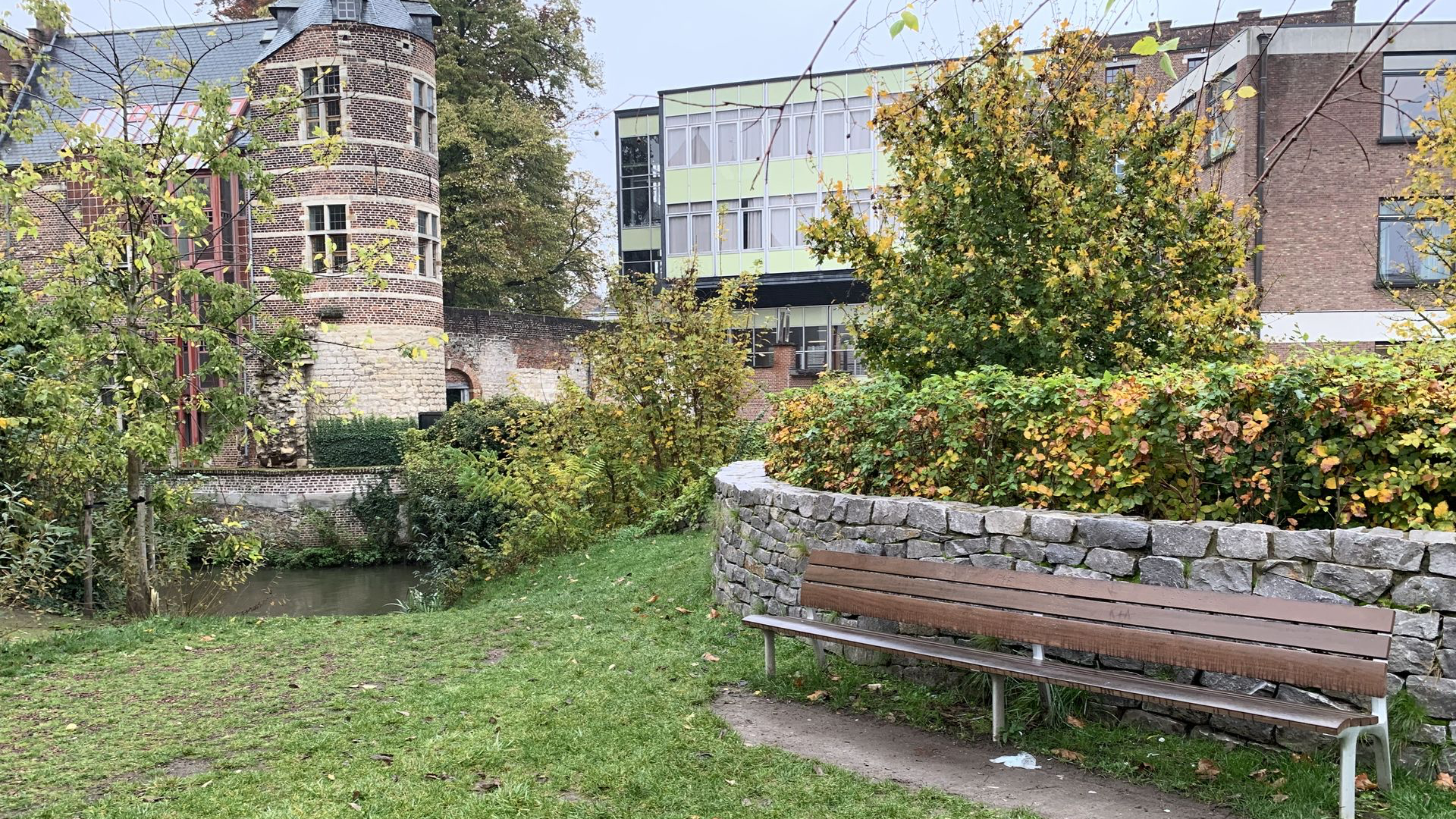 Groene publieke ruimte met natuurstenen zitbank – duurzame inrichting in woonwijk