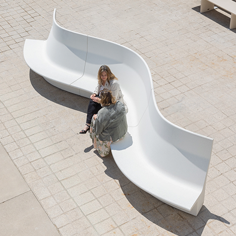 Banc courbé modulaire Gather d’Escofet dans l’espace public, favorisant l’interaction sociale en milieu urbain contemporain.