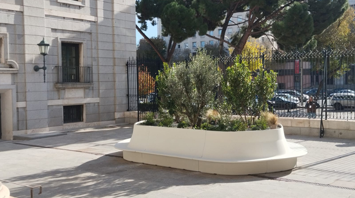 Jardinière modulaire Gather d’Escofet avec assise intégrée, mobilier urbain avec plantation méditerranéenne.