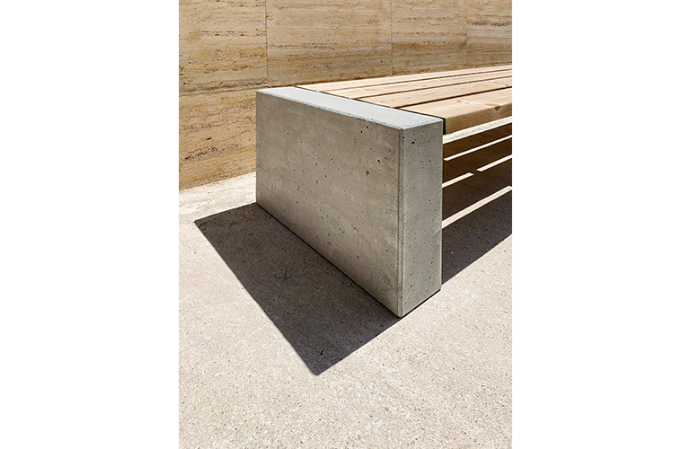 Detail van Alpine zitbank: betonnen eindsteun met houten latten, materiaalcontrast beton en hout voor duurzame rustpunten buiten