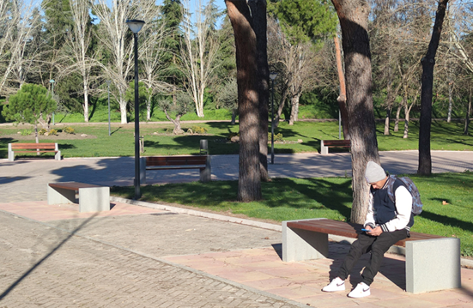 Alpine modulaire zitbank zonder rug in parkzone langs wandelpad, betonnen steunen met houten latten als rustpunt in groenbeheer