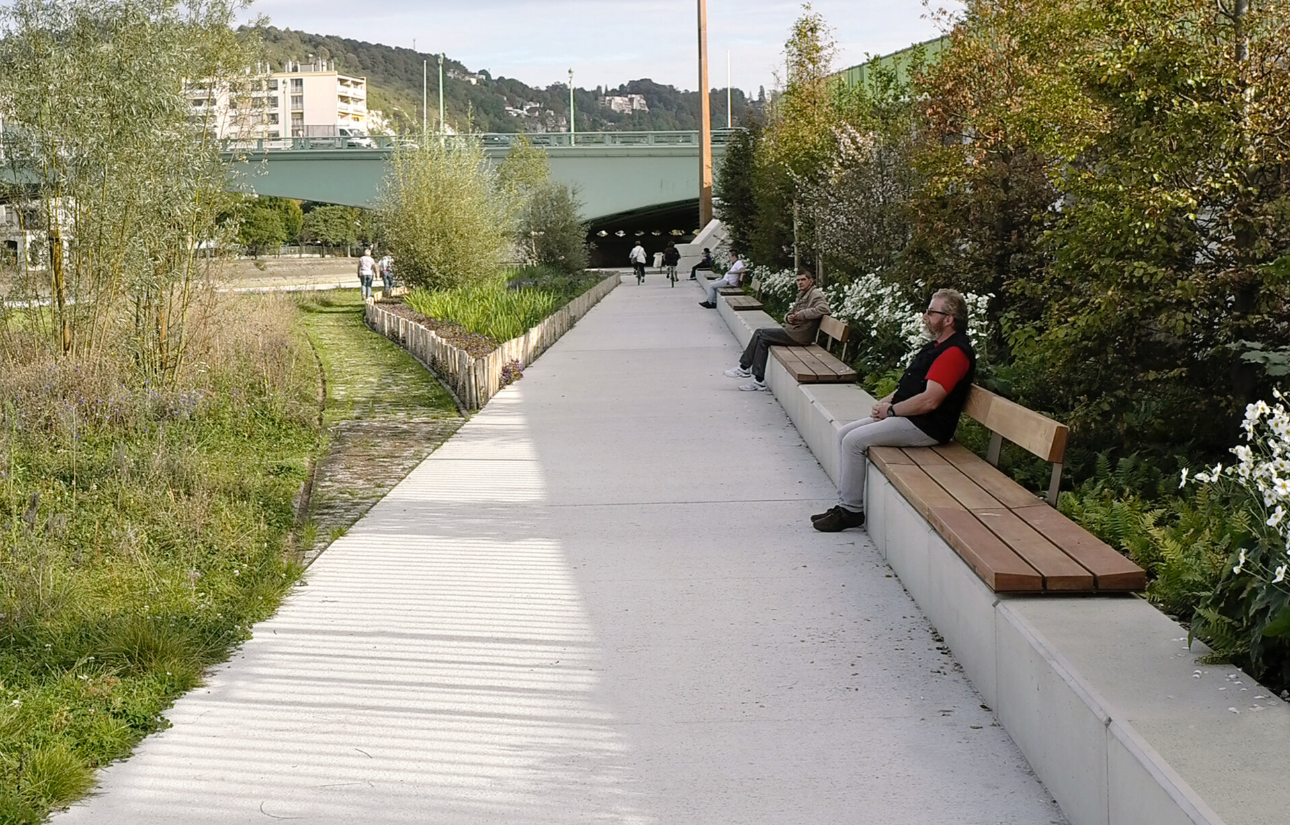 Zitbank op bestaande betonnen muur langs publieke wandelroute, circulaire en duurzame inrichting van de openbare ruimte
