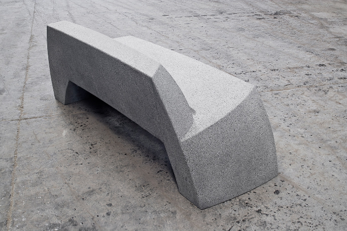 Bilbao bank van Escofet 1886 in grijs gewapend beton, gezien vanuit de achterzijde, met lage rugleuning, organische vormgeving en open onderzijde voor eenvoudig onderhoud en reiniging.