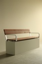 Flavio® zitbank met rugleuning en armleuning op keermuur, 300 cm FSC