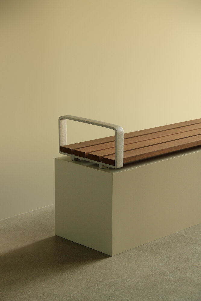 Flavio stool 175® FSC - with armrests (on low wall)